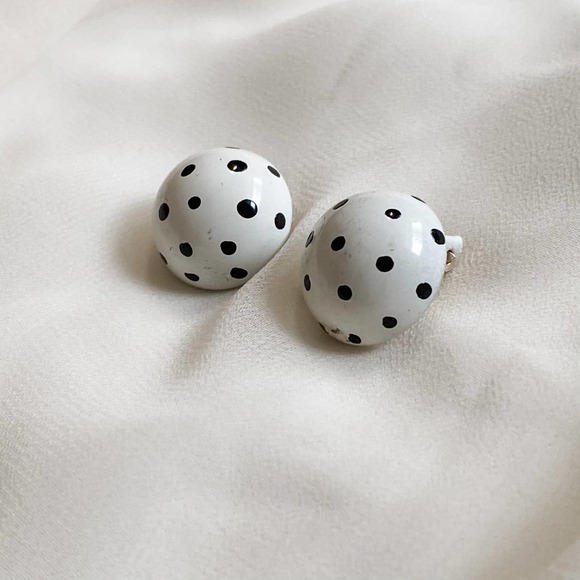 VTG Round White Black Spotted Button Earrings - Picture 1 of 6